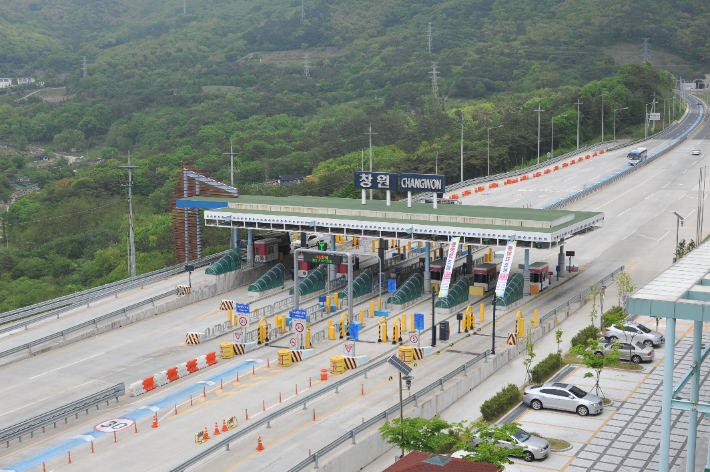 창원~부산 민자도로 요금소. 경남도청 제공 