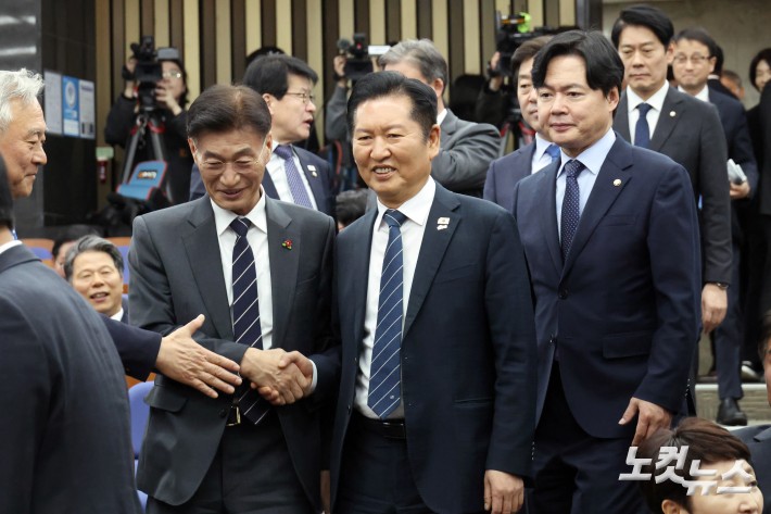 의원총회 참석하는 정청래 대표