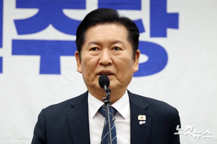 의총 발언하는 정청래 대표