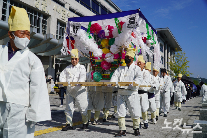 지난해 10월 전주 자임추모공원 운영 안정화를 요구하며 상여 행진에 나선 유족. 심동훈 기자