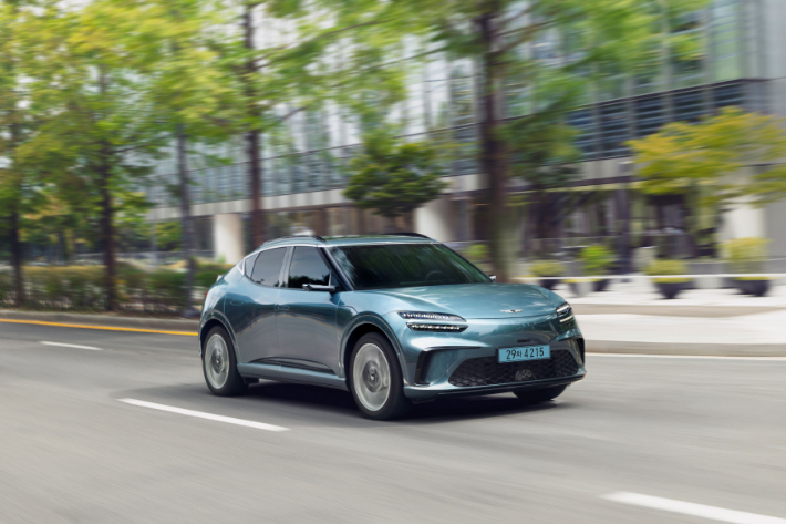 제네시스 브랜드(이하 제네시스)가 고객 편의 사양을 강화하고 선택권을 확대한 연식 변경 모델 '2027 GV60'와 '2027 GV70 전동화 모델'을 19일(목) 출시하고 본격적인 판매에 돌입했다. 제네시스 제공