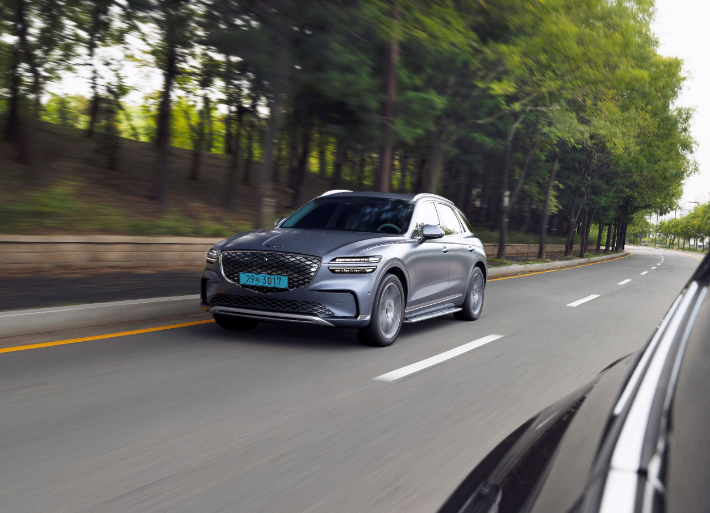 제네시스 브랜드(이하 제네시스)가 고객 편의 사양을 강화하고 선택권을 확대한 연식 변경 모델 '2027 GV60'와 '2027 GV70 전동화 모델'을 19일(목) 출시하고 본격적인 판매에 돌입했다. 제네시스 제공