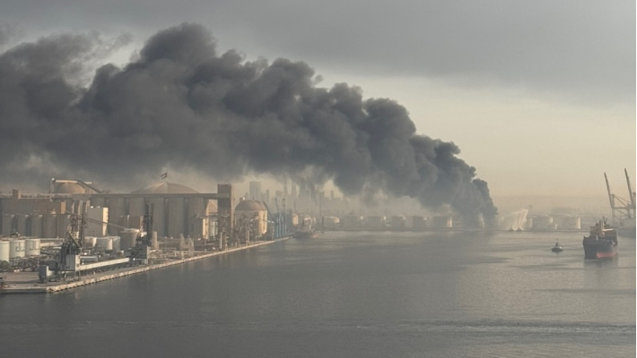 개전 초기 호르무즈 해협과 인접한 아랍에미리트 제벨알리항에서검은 연기가 치솟고 있다. 선원노련 제공