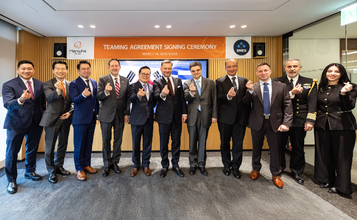 한화오션이 ONEX그룹과 그리스 사업 협력을 위한 전략적 협력 협약(Teaming Agreement)을 체결했다. 제임스 헬러 주한미국대사대리(왼쪽 네번째), 특수선사업부 어성철 사장(왼쪽 다섯번째), ONEX그룹 파나기오티스 제노코스타스 대표(왼쪽 여섯번째), 루카스 초코스 주한 그리스 대사(오른쪽 다섯번째)  등이 협약식에 참석했다. 한화오션 제공