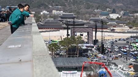 오세훈 서울시장이 BTS 컴백 라이브 : 아리랑을 이틀 앞둔 19일 서울 종로구 세종문화회관 옥상에서 공연 현장을 점검하고 있다.