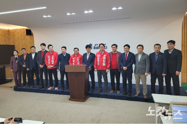 국민의힘 충북도의원 전원이 19일 충북지사 공천 원점 재검토를 촉구했다. 박현호 기자