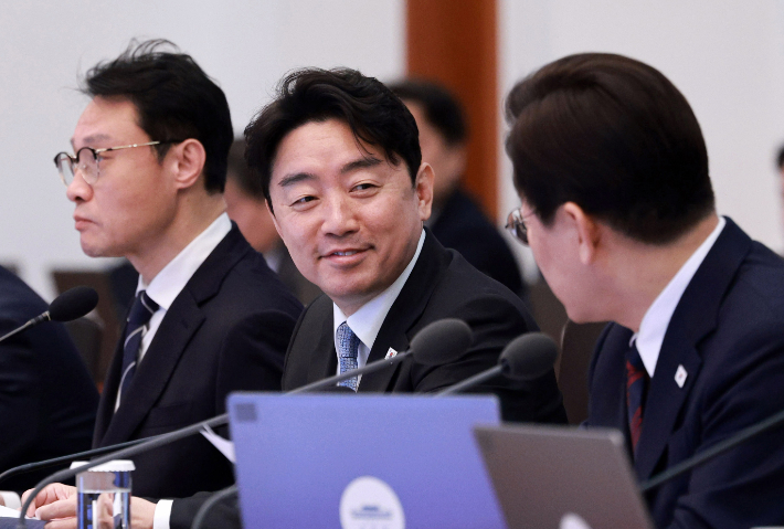 강훈식 비서실장이 19일 청와대에서 열린 수석보좌관회의에서 아랍에미리트(UAE) 특사 방문과 관련해 이재명 대통령의 격려 발언을 듣고 있다. 연합뉴스