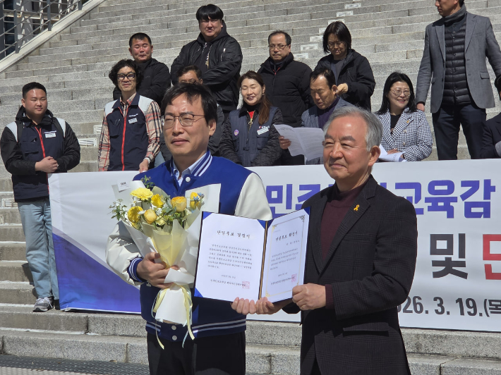 민주진보교육감 전남도민공천위원회는 19일 전남도의회 앞에서 기자회견을 열고 공천위원 투표 결과를 발표하고, 장관호 후보를 전남 민주진보교육감 단일후보로 최종 확정했다고 밝혔다. 도민공천위 제공