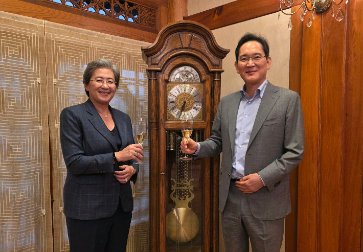 이재용 삼성전자 회장(오른쪽)이 18일 리사 수 AMD 최고경영자(CEO)와 서울 용산구 이태원동에 위치한 삼성그룹 영빈관 승지원에서 만나 기념사진을 촬영하고 있다. 삼성전자 제공