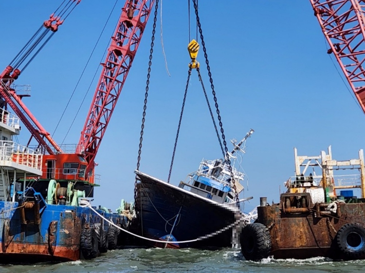 해상크레인선 2척에 의해 인양되고 있는 침몰 선박 A호. 보령해경 제공