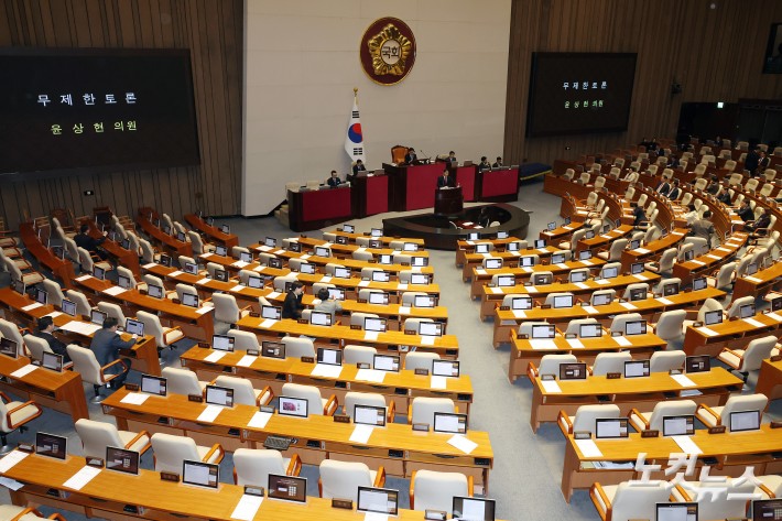 19일 서울 여의도 국회에서 열린 제433회국회(임시회) 제2차 본회의에서 국민의힘 윤상현 의원이 공소청법안에 대한 무제한 토론(필리버스터)을 하고 있다.