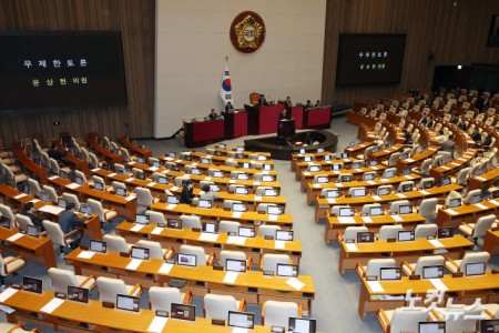 19일 서울 여의도 국회에서 열린 제433회국회(임시회) 제2차 본회의에서 국민의힘 윤상현 의원이 공소청법안에 대한 무제한 토론(필리버스터)을 하고 있다.