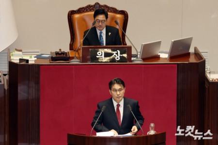 19일 서울 여의도 국회에서 열린 제433회국회(임시회) 제2차 본회의에서 국민의힘 윤상현 의원이 공소청법안에 대한 무제한 토론(필리버스터)을 하고 있다.