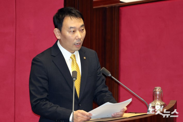 19일 서울 여의도 국회에서 열린 제433회국회(임시회) 제2차 본회의에서 더불어민주당 김용민 의원이 공소청법(대안) 제안 설명하고 있다.