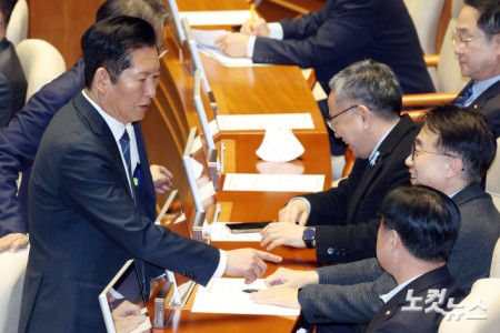 의원들과 대화하는 정청래 대표