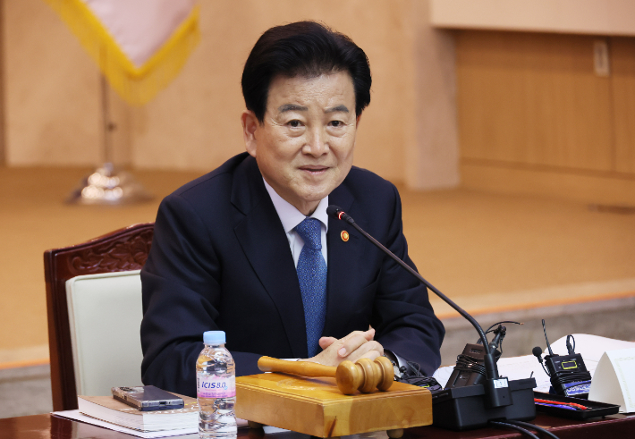 정동영 통일부 장관이 19일 서울 종로구 정부서울청사에서 열린 남북관계발전위원회 전체회의에서 발언하고 있다. 연합뉴스