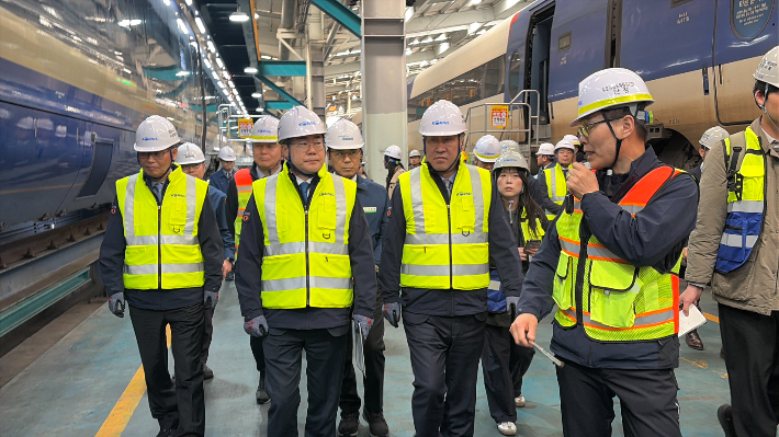 박찬대 의원이 코레일 수도권철도차량정비단을 방문한 모습. 박 의원 측 제공