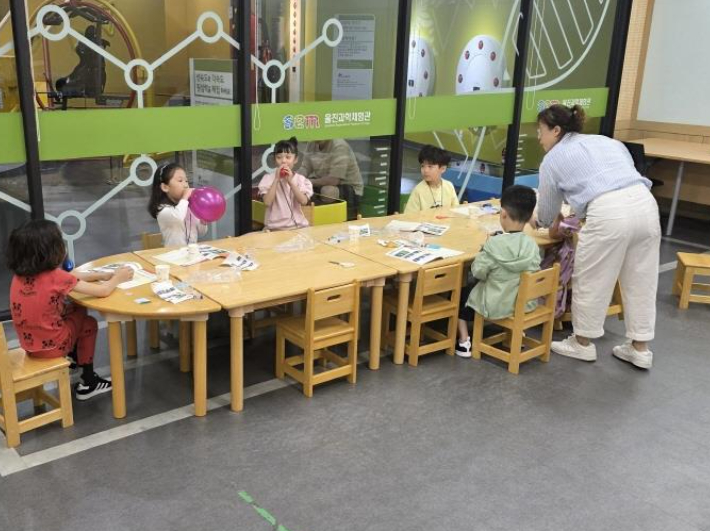 울진과학체험관에서 과학체험교실이 열리고 있다. 울진군 제공
