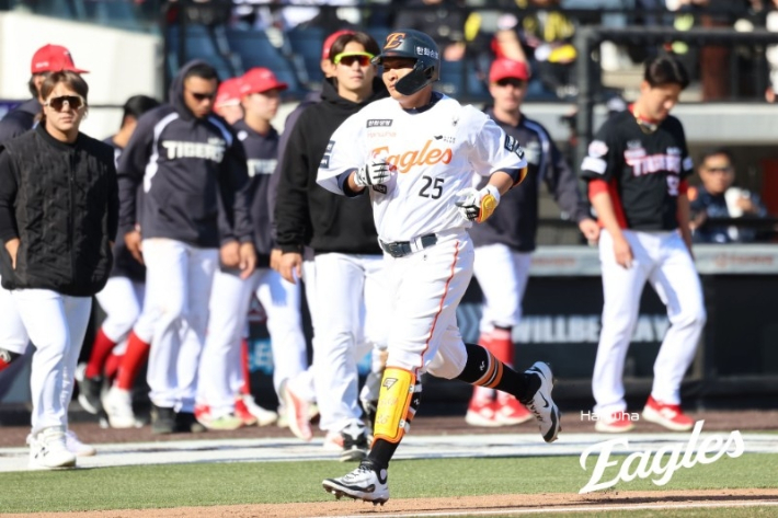 한화 김태연이 19일 KIA와 시범 경기에서 9회말 끝내기 홈런을 날린 뒤 홈으로 들어오고 있다. 한화 이글스 