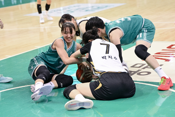 정규리그 우승 경쟁을 펼치고 있는 KB스타즈와 하나은행. WKBL 제공