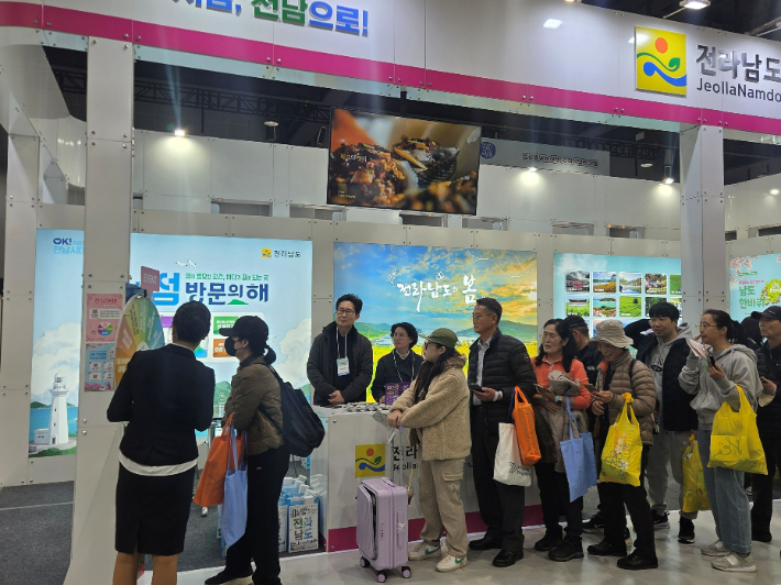 전라남도가 19일부터 22일까지 서울 코엑스(COEX) 마곡에서 열리는 '2026 내나라 여행박람회'서 전남만의 차별화된 관광콘텐츠를 알리고 있다. 전라남도 제공