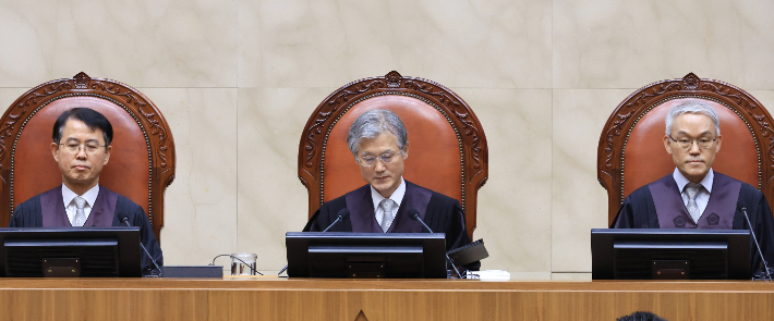 조희대 대법원장이 19일 서울 서초구 대법원에서 열린 전원합의체 선고에 대법관들과 참석해 있다. 연합뉴스