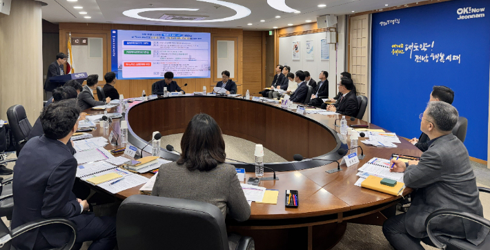 전라남도는 19일 도청서 강위원 경제부지사 주재로 '전남광주통합특별시 기업유치 특별전담반' 회의를 개최하고 있다. 전라남도 제공