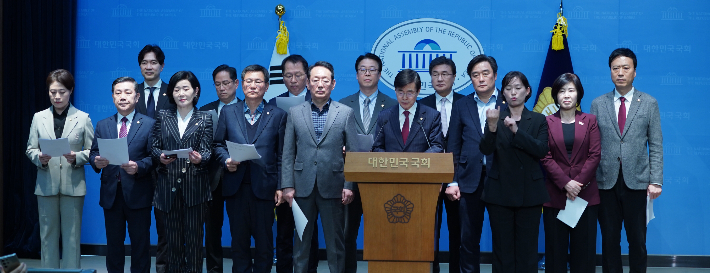 국민의힘 부산 지역 국회의원들은 19일 국회에서 기자회견을 열고, 전재수 통일교 금품수수 의혹에 대한 공세 수위를 끌어올렸다. 국민의힘 제공