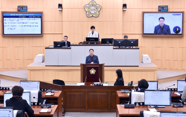 여수시의회 문갑태 의원이 '여수국가산단 NCC 추가 감축 검토 즉각 중단 촉구 건의안'에 대해 발언하고 있다. 여수시의회 제공