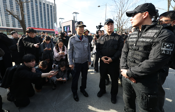 유재성 경찰청장 직무대행이 그룹 방탄소년단(BTS)의 광화문 공연을 앞둔 19일 서울 종로구 광화문광장에서 현장을 둘러보고 있다. 연합뉴스