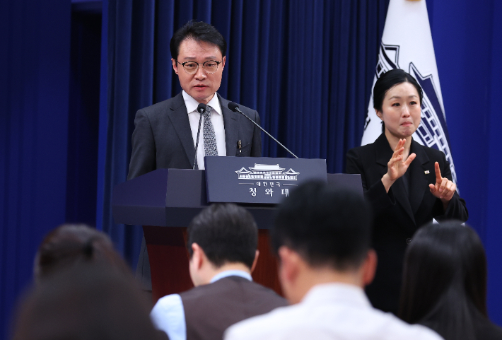 이규연 청와대 홍보소통수석이 16일 청와대 춘추관에서 스토킹 범죄 대응 관련 브리핑을 하고 있다. 연합뉴스