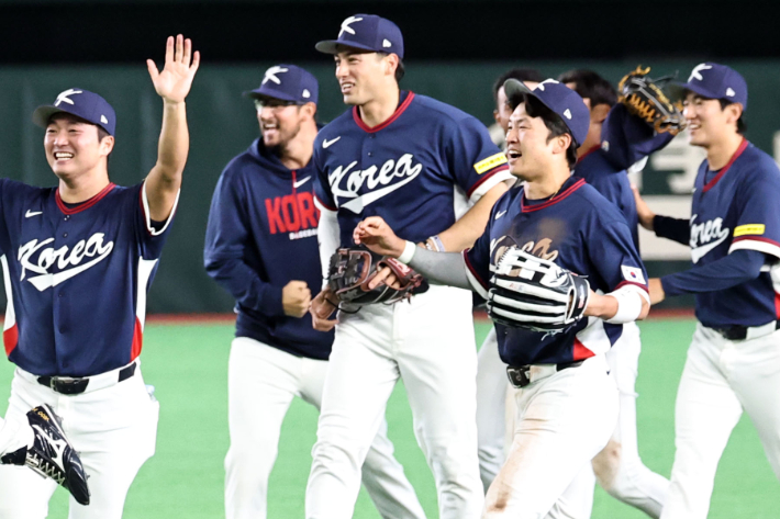 기뻐하는 박해민과 한국 선수단. 연합뉴스