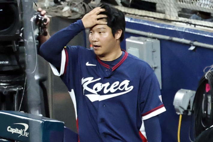 아쉬운 표정으로 경기 지켜보는 문보경. 연합뉴스