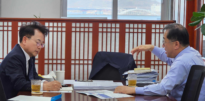 육동한 춘천시장이 19일 국회를 방문해 맹성규 국토교통위원장과 만나 '춘천 은퇴자마을 조성사업'을 국가 선도모델로 발전시키기 위한 방안을 협의했다. 춘천시 제공