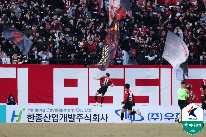 골세리머니를 펼치는 부천FC 선수들. 사진은 '관중의 그라운드 내 이물질 투척'의 본문 내용과 관련 없음. 한국프로축구연맹 제공