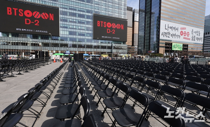 서울 광화문 광장 앞에 객석을 위한 의자가 놓여 있다. 류영주 기자