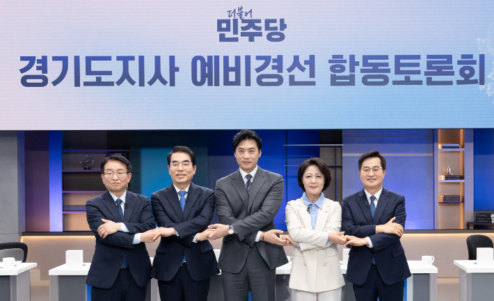 19일 더불어민주당 경기지사 예비경선 합동토론회가 열린 서울 상암 JTBC 토론회 현장에서 각 후보들이 기념사진을 촬영하는 모습. 김동연 선거캠프 제공