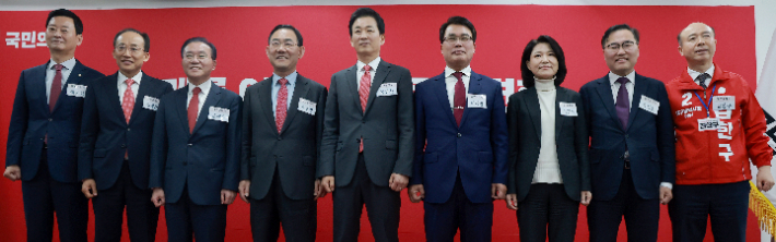  6·3 지방선거 대구시장에 도전하는 국민의힘 예비후보들이 10일 서울 영등포구 여의도 국민의힘 중앙당사에서 열린 광역단체장 후보 면접에 참석하며 기념 촬영하고 있다.  연합뉴스