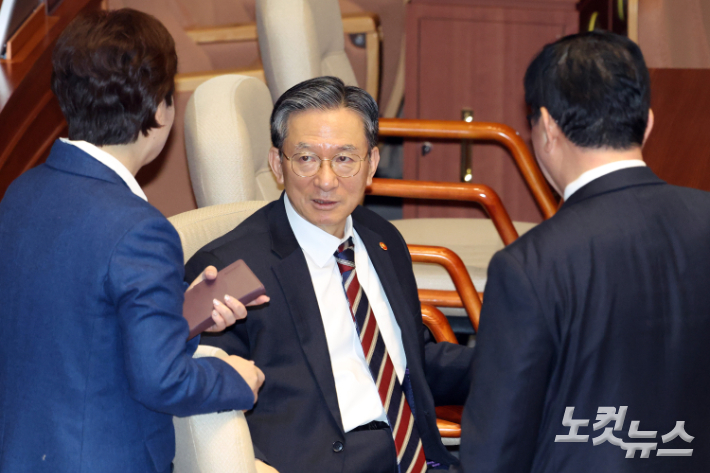 19일 서울 여의도 국회에서 열린 제433회국회(임시회) 제2차 본회의에서 정성호 법무부 장관이 의원들과 대화를 하고 있다. 윤창원 기자