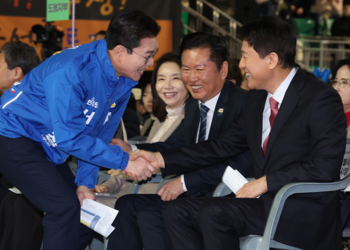 19일 서울 송파구 잠실학생체육관에서 열린 환경공무관 한마음 축제에서 오세훈 서울시장과 더불어민주당 서울시장 예비후보인 정원오 전 성동구청장이 악수하고 있다. 가운데는 더불어민주당 정청래 대표. 연합뉴스