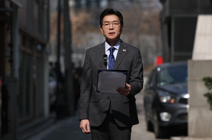 더불어민주당 서울시장 예비후보인 정원오 전 성동구청장이 17일 서울 성동구 한양대 인근 상생학사 골목에서 청년 주거 공약을 발표하고 있다. 연합뉴스