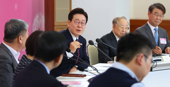 이재명 대통령이 19일 경제사회노동위원회 제1기 출범을 맞이해 청와대에서 열린 노동정책 토론회에서 발언하고 있다.  연합뉴스