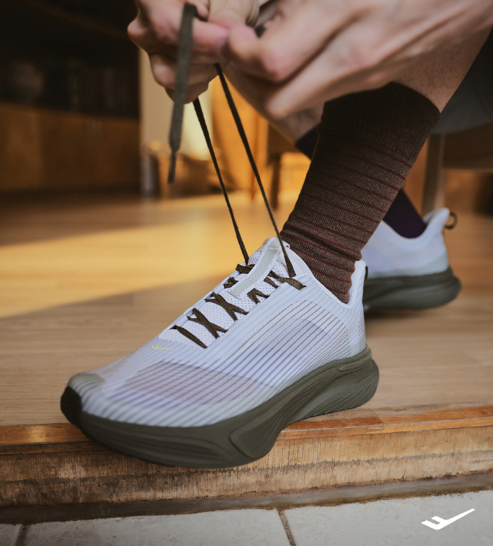 45년 전통의 국내 스포츠 브랜드 프로-스펙스가 산업디자인 스튜디오 SWNA와 협업한 'SWNA SEAM 26(이하 SEAM 26)을 19일 공개했다. 프로-스펙스 제공