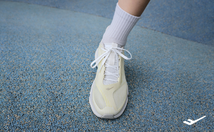 45년 전통의 국내 스포츠 브랜드 프로-스펙스가 산업디자인 스튜디오 SWNA와 협업한 'SWNA SEAM 26(이하 SEAM 26)을 19일 공개했다. 프로-스펙스 제공