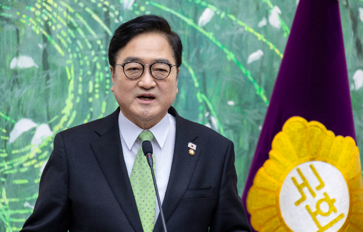 우원식 국회의장이 10일 국회에서 개헌 관련 기자회견에서 오는 17일까지 여야의 개헌 특위 구성을 촉구하고 있다. 연합뉴스