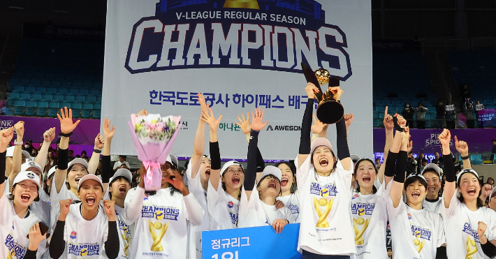 지난 13일 정규 리그 1위를 확정한 한국도로공사 선수들이 시상식에서 트로피를 들어 올리며 기뻐하는 모습. 연합뉴스 