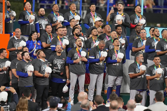베네수엘라 대표팀이 2026 WBC 결승에서 미국을 꺾고 우승한 뒤 시상식에서 감격스러워 하는 모습. 연합뉴스 