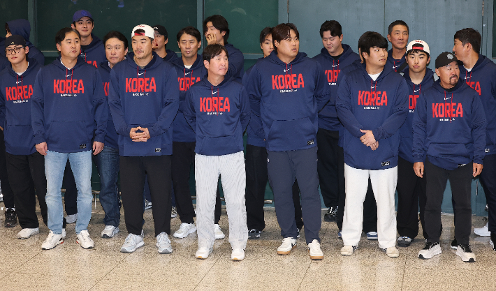 WBC 8강 경기를 마친 한국 야구대표팀 선수들이 16일 인천국제공항 제1터미널을 통해 귀국해 기념 촬영을 한 모습. 연합뉴스 