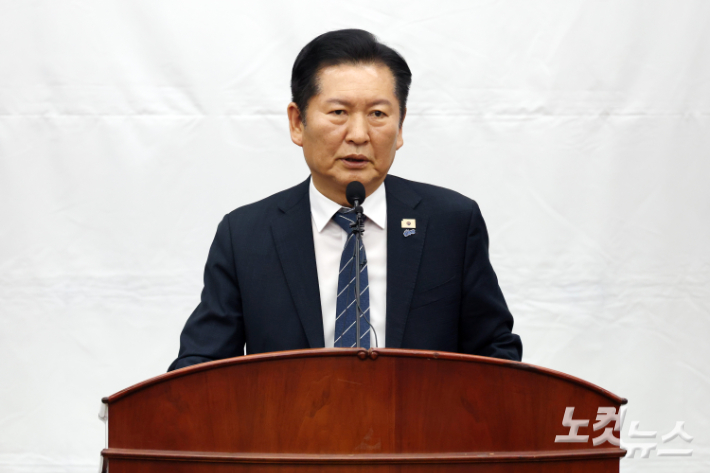 더불어민주당 정청래 대표가 19일 서울 여의도 국회에서 열린 의원총회에서 발언을 하고 있다. 윤창원 기자