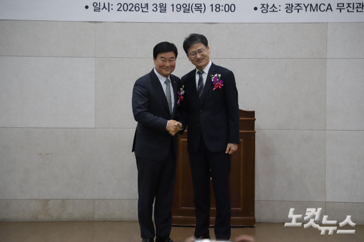 제46대 광주YMCA 이사장에 서해현 이사장이 취임했다.  광주YMCA는 19일 오후 6시 광주YMCA 무진관에서 서해현 신임 이사장의 취임식을 개최한 가운데 나일도 전임 이사장과 서 신임 이사장이 기념사진을 찍고 있다. 한세민 VJ